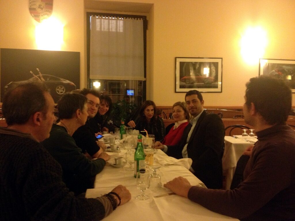 Loretta Napoleoni cena dopo la presentazione del libro Democrazia Vendesi a Milano